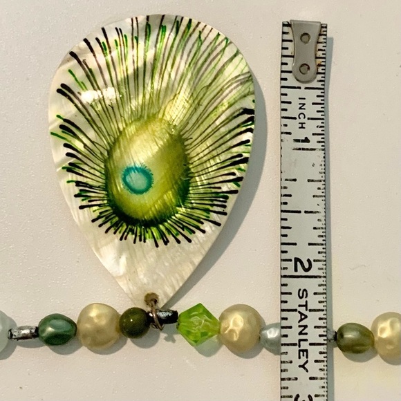 Vintage Shell Collar Necklace with Handpainted Green Peacock Feather Pendant - Picture 8 of 9